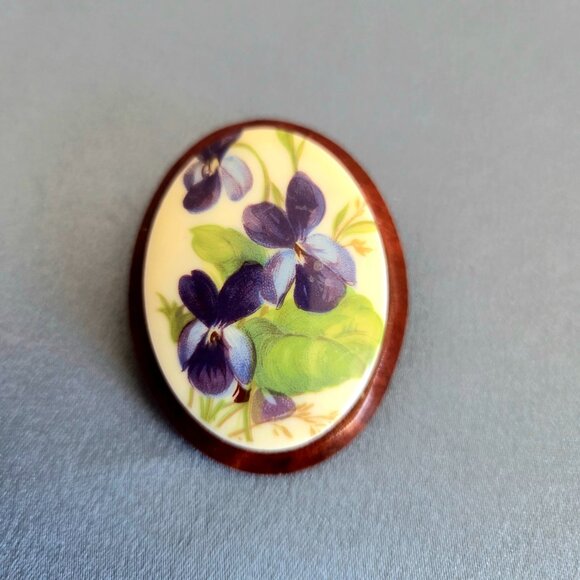 Vintage large oval plastic and wood cameo brooch with blue violet pansy flowers. - Picture 2 of 3